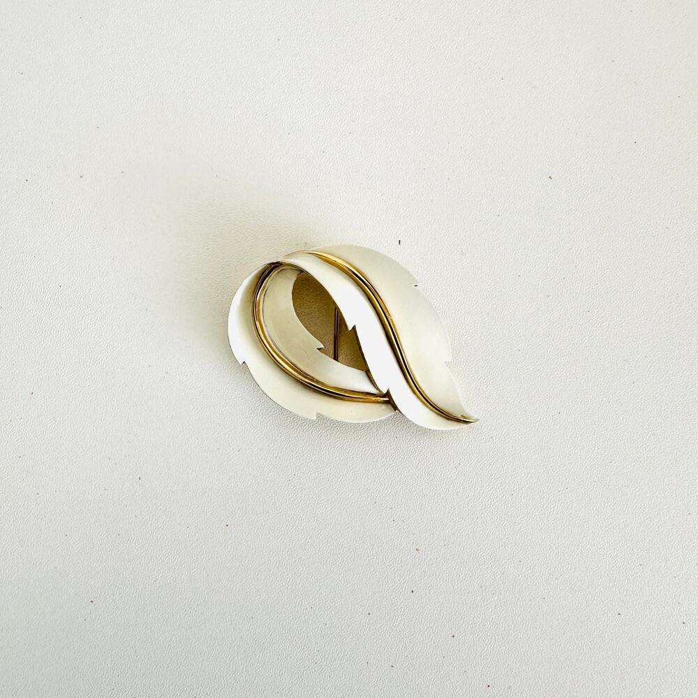 Vintage Crown Trifari Swirl Leaf Brooch, White Enamel Gold Tone Retro Leaf Pin